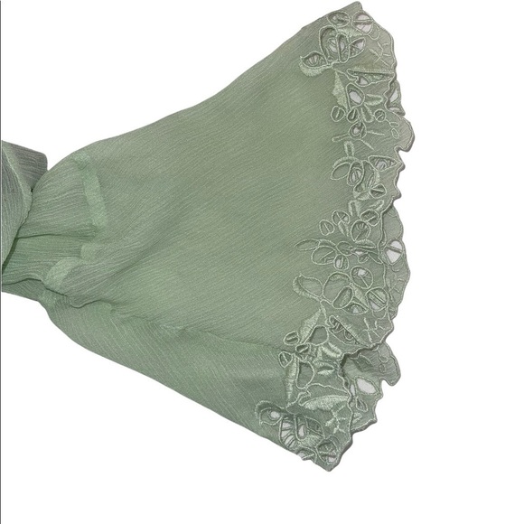 Tahari women’s blouse. Size SM - see measurements no garment or size tag. GUC - Picture 4 of 6